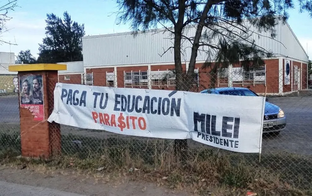 La Universidad de UNCo se manifestó por carteles de campaña que se colocaron en la sede de Viedma