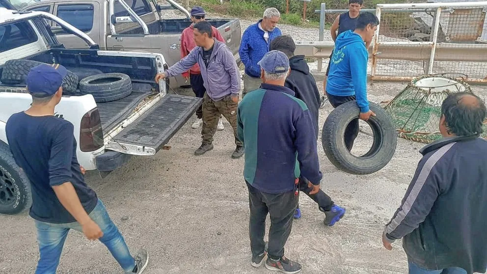 Pescadores artesanales reclamaron por sus permisos y bloquearon el puerto de Caleta Córdova  