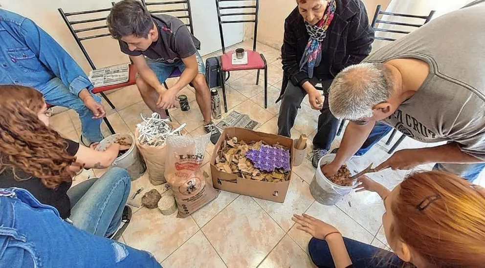 Estudiantes universitarios brindan un curso de construcción de leñas ecológicos