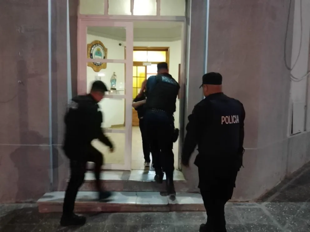 Enfrentamiento armado en la costanera entre un grupo de jóvenes y policías