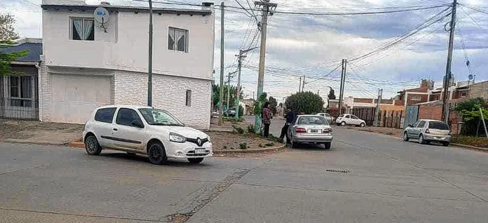 Chocan dos autos cerca de la Alcaidía de Trelew y la conductora de uno termina en el hospital
