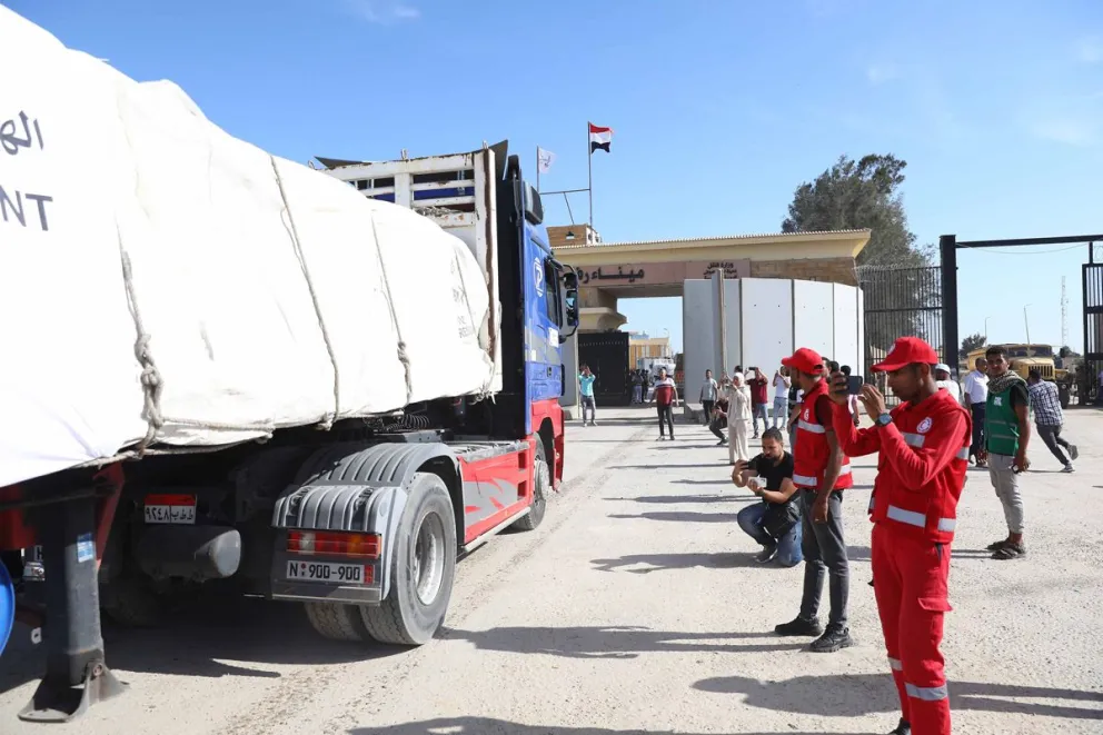 Camiones con ayuda humanitaria entran en Gaza a través del paso fronterizo de Rafah