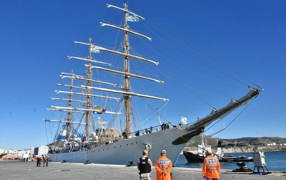 La Fragata ARA Libertad arribó a puerto comodorense por primera vez