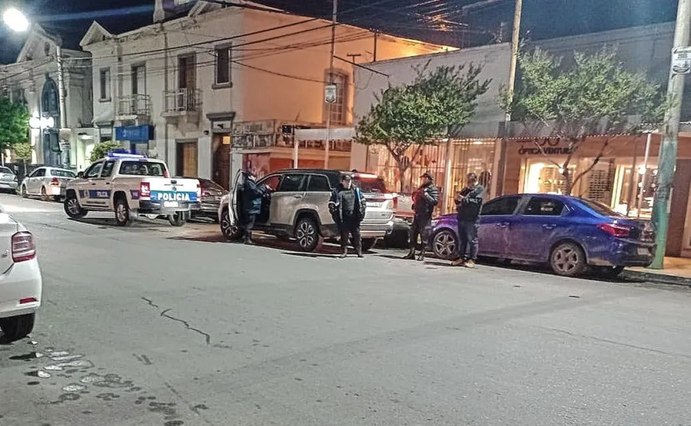 Detienen a defensor público por ebriedad y agresión a policías y rápidamente una jueza lo liberó