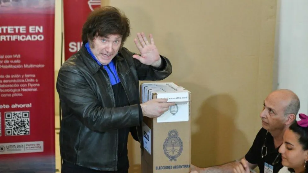 Votó Javier Milei: cientos de militantes lo esperaron para apoyarlo