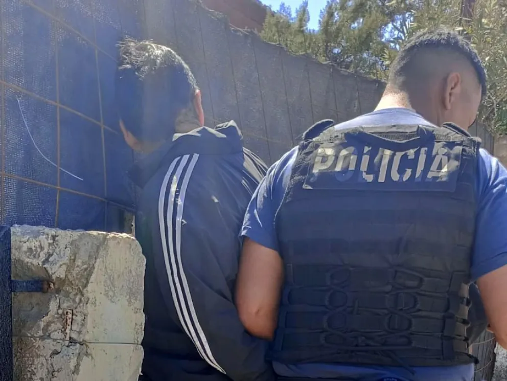 Una agente de policía abortó el robo a una octogenaria en su casa y, tras persecución, detuvieron al ladrón