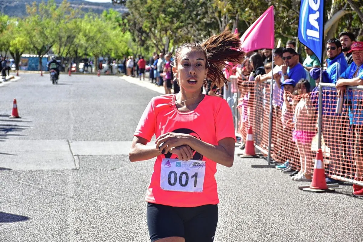 Andrea Avilés se adjudicó la Corrida de la Mujer | Diario Crónica