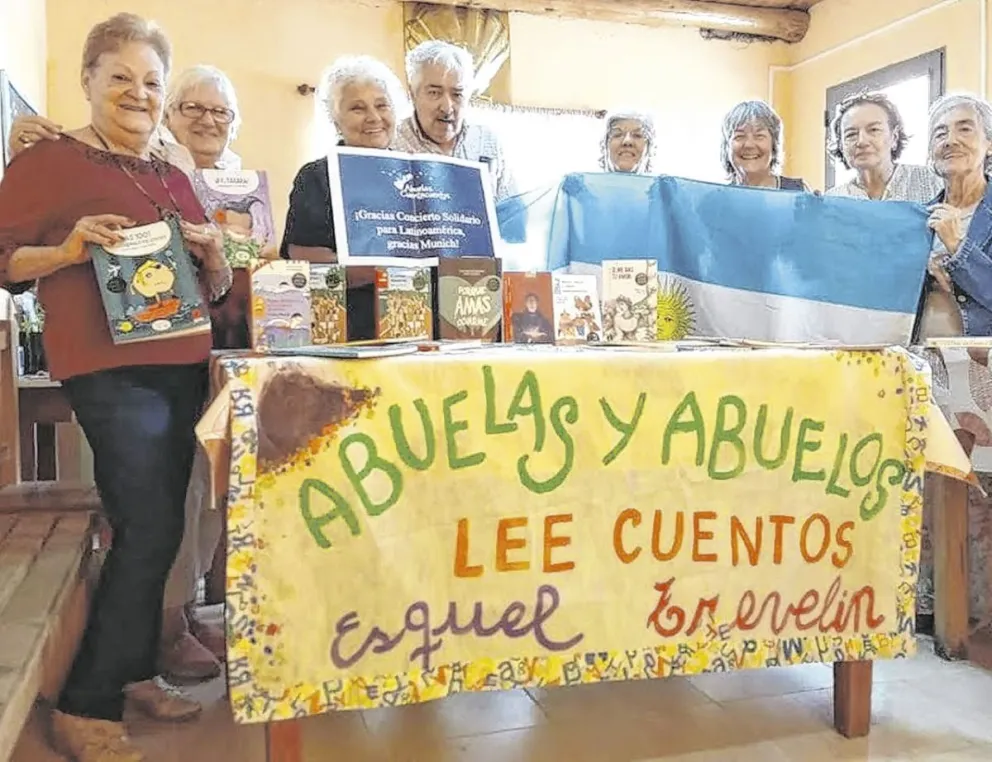 Por la cordillera también andan las abuelas y el abuelo con eso de leer cuentos.