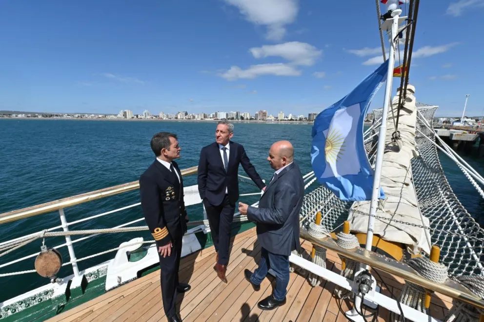 Arcioni participó del inicio de la Temporada de Cruceros en Puerto Madryn y visitó la Fragata Libertad