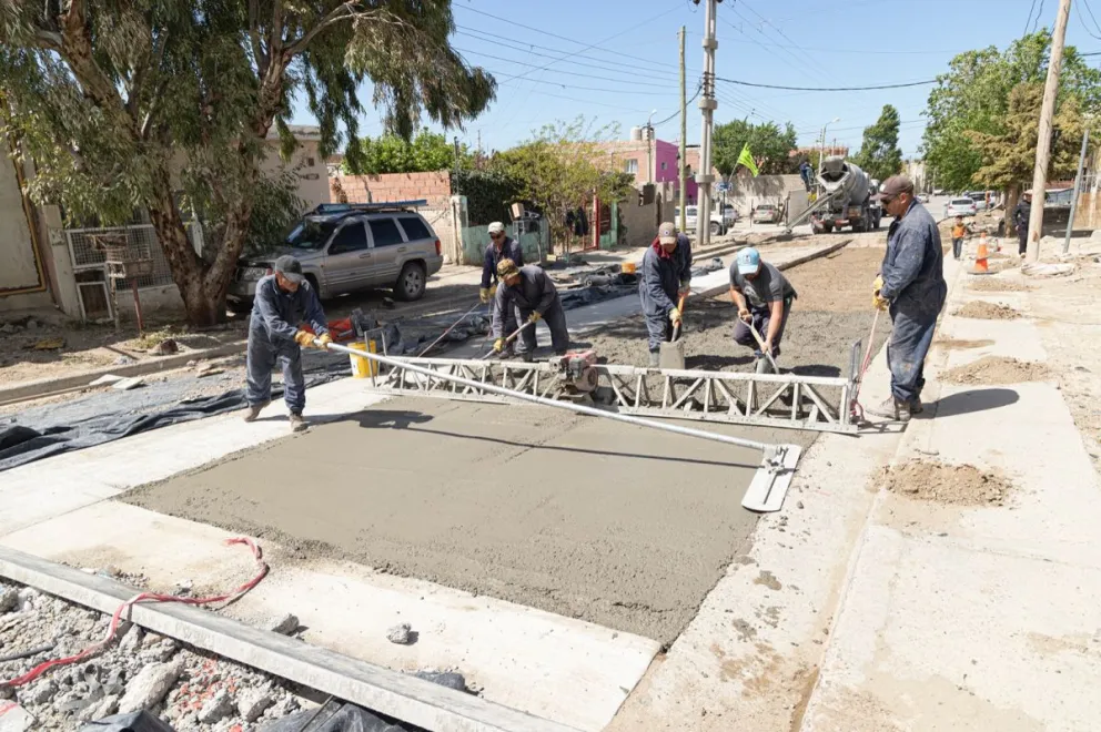 Luque recorrió obra de pavimento histórica en el barrio Máximo Abásolo