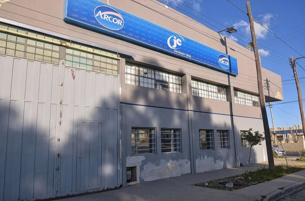 Hicieron cinco boquetes para ingresar a una distribuidora pero no lograron robar elementos