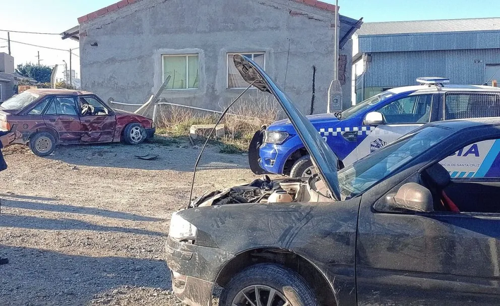 Quiso esquivar a otro auto y terminó estrellando su vehículo contra un cerco