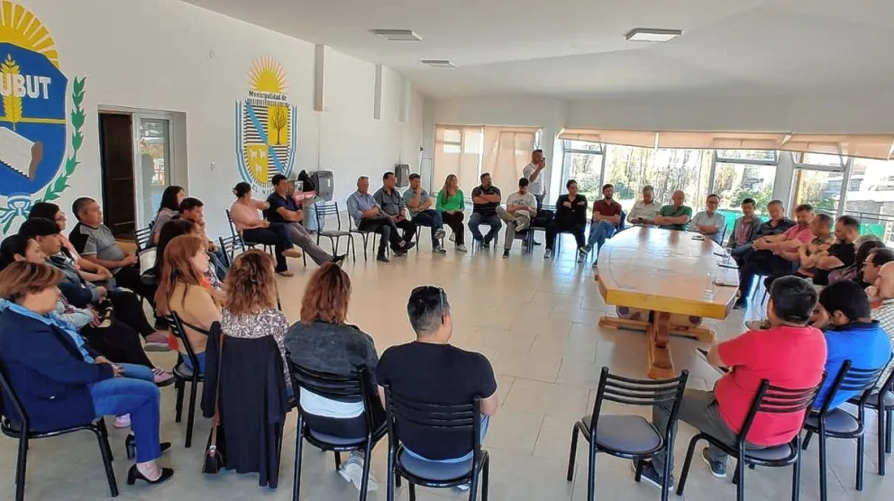Tras las elecciones, Glinski se reunió en El Maitén con intendentes de la Cordillera