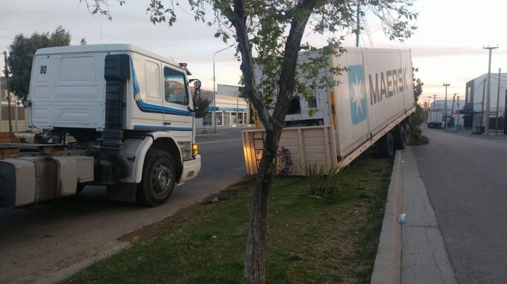 Se le desprendió el semiremolque en una avenida y terminó contra un árbol