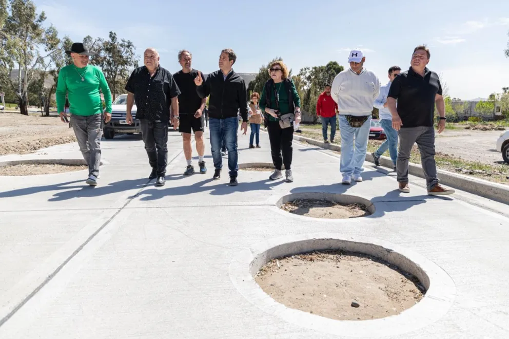 Luque recorrió los avances de obra en el Parque de la Ciudad junto a los vecinos de Km.3