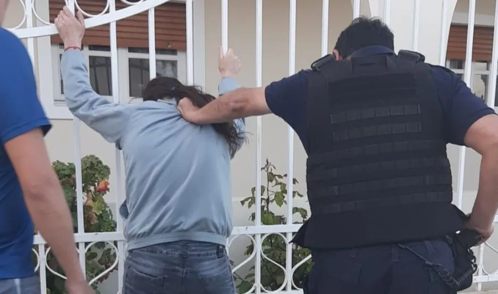 Quiso robar elementos del interior de un vehículo y lo atraparon 