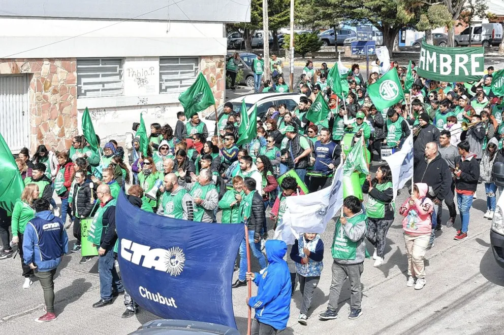 Trabajadores estatales se movilizaron en esta ciudad en reclamo por paritarias