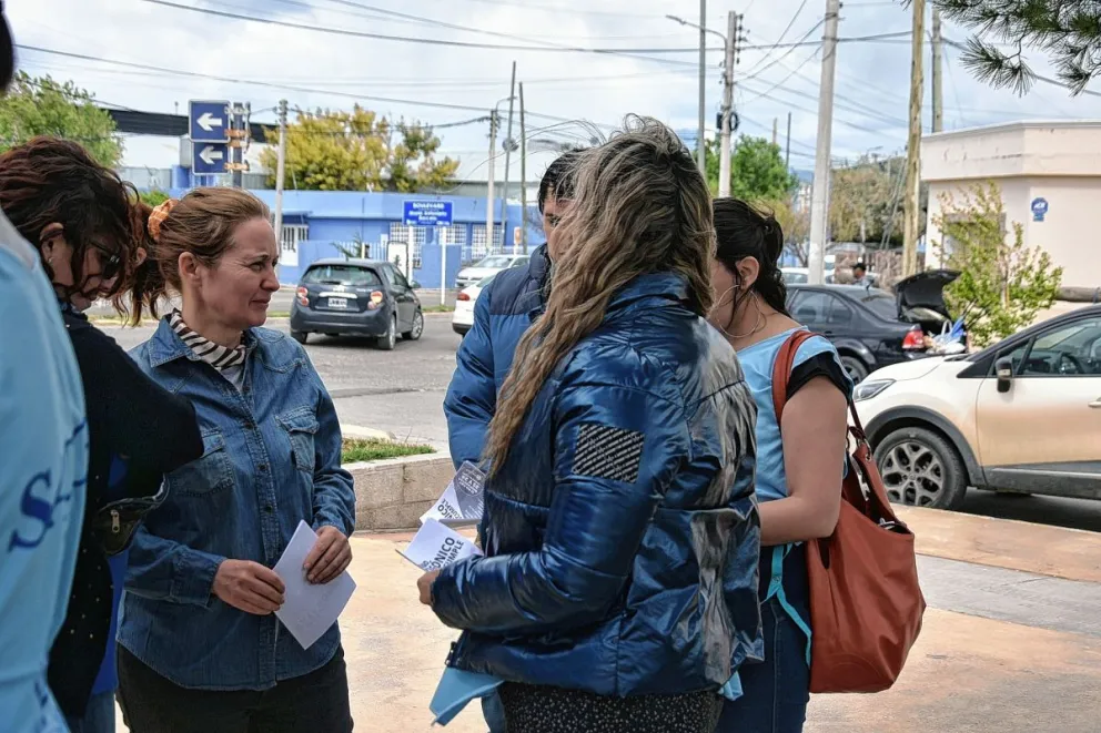 Docentes del Colegio del Sol visibilizaron  el reclamo salarial con una panfleteada