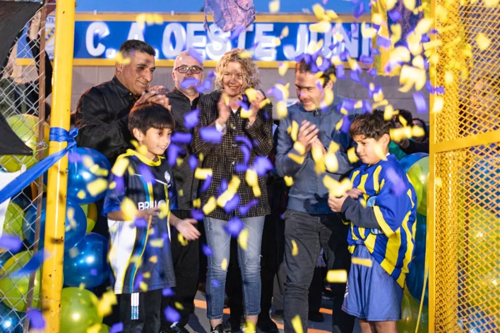 Inauguraron importantes obras en el histórico club Oeste Juniors y firmó la cancha de césped sintético