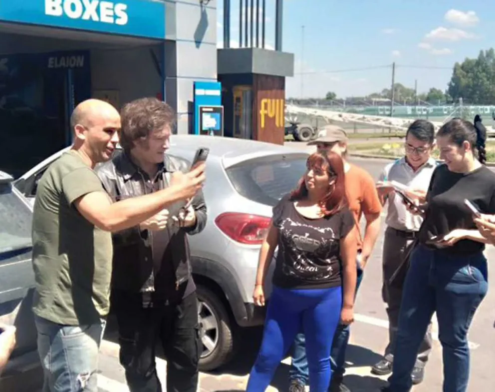 Milei fue a cargar nafta y cuestionó al gobierno por el faltante de combustible