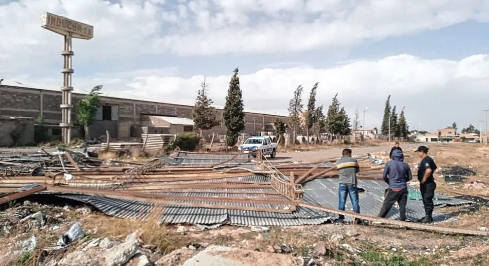 Cincuenta techos volados, corte de luz, árboles quebrados y carteles dañados, por el feroz vendaval que hubo en Trelew