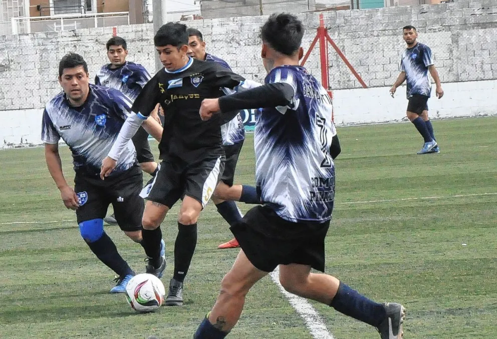 Goleó Saavedra y jugará por el título