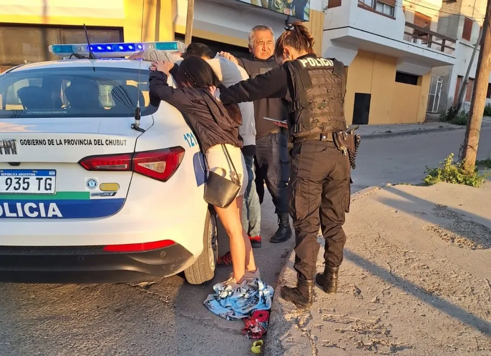 Rompieron el vidrio de un local, robaron prendas de vestir y fueron detenidos