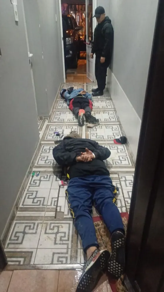 Abordó un taxi armado y lo atraparon en un hospedaje