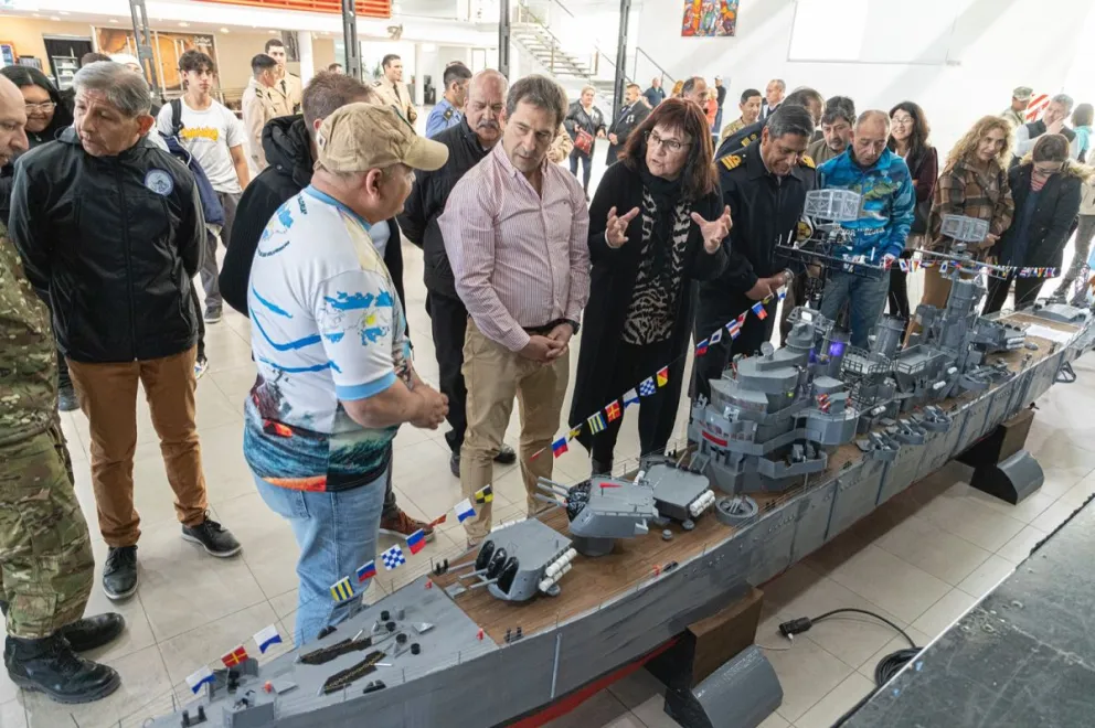 Luque acompañó la inauguración de la muestra de la maqueta Ara General Belgrano