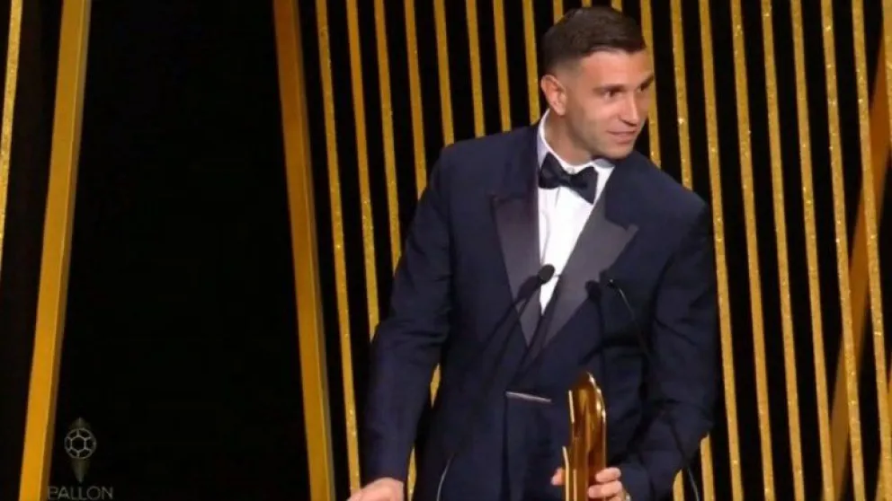 "Dibu" Martínez ganó el premio Yashin al mejor arquero del mundo