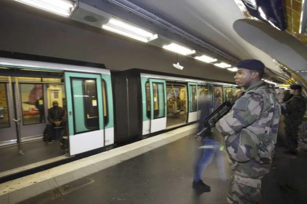 Una mujer con hiyab fue baleada por la Policía en el Metro de París y quedó en estado crítico