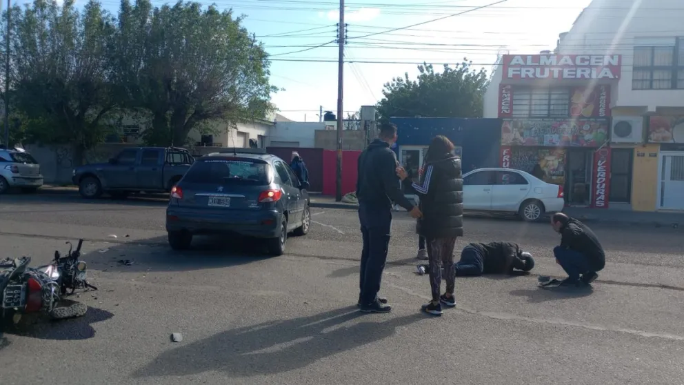 Un motociclista fue derivado al hospital luego de un accidente