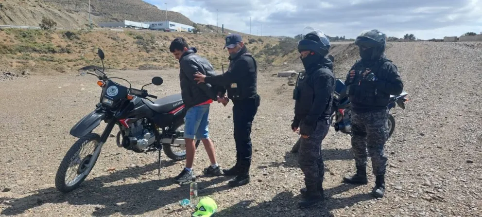 Robó la gorra de un maniquí y fue aprehendido
