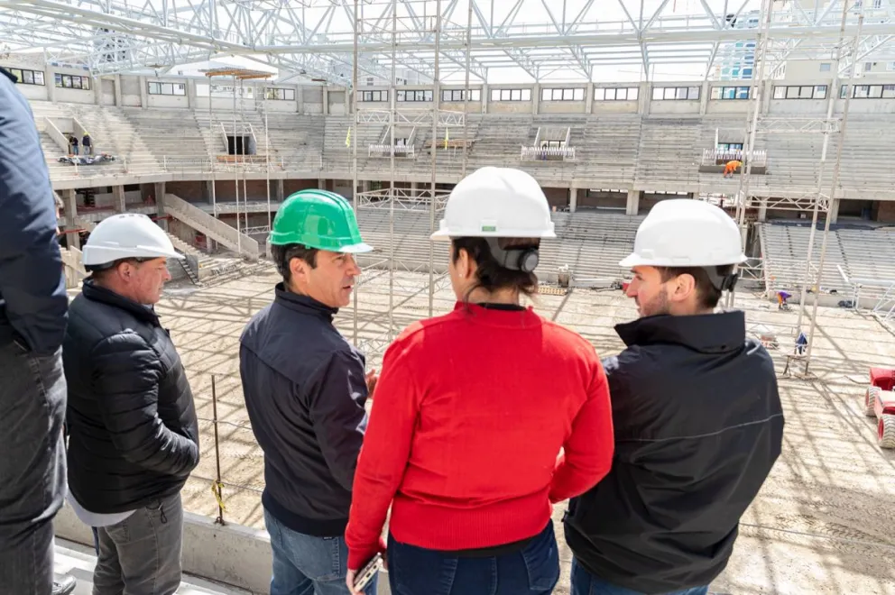 Luque recorrió la obra del Estadio Centenario junto a deportistas y dirigentes
