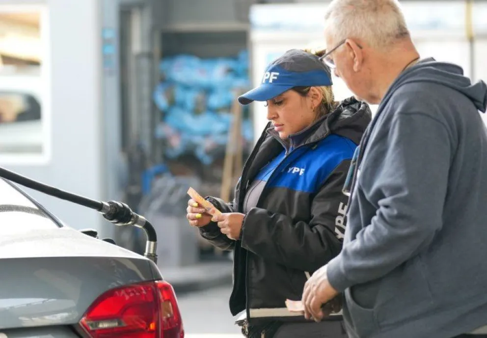 A pedido del Gobierno, las petroleras aumentarán de forma moderada los precios del combustible
