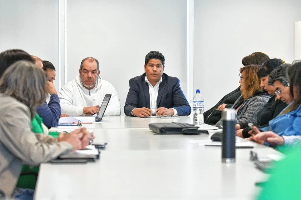 El Gobierno provincial, entre las exigencias gremiales y las del gobernador electo