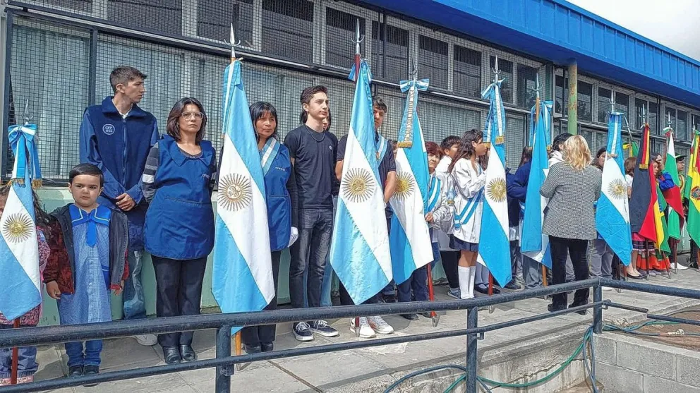 La Escuela Provincial 155 celebró 38 años y enarboló la bandera de la Paz