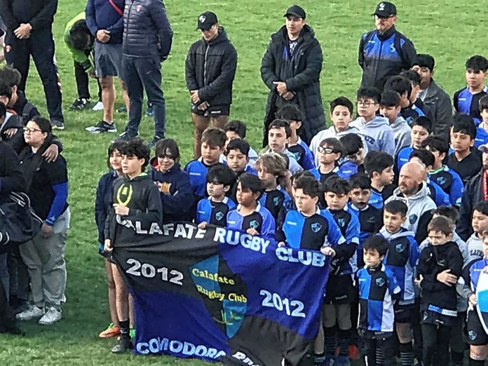Encuentro de rugby infantil nocturno en Calafate RC