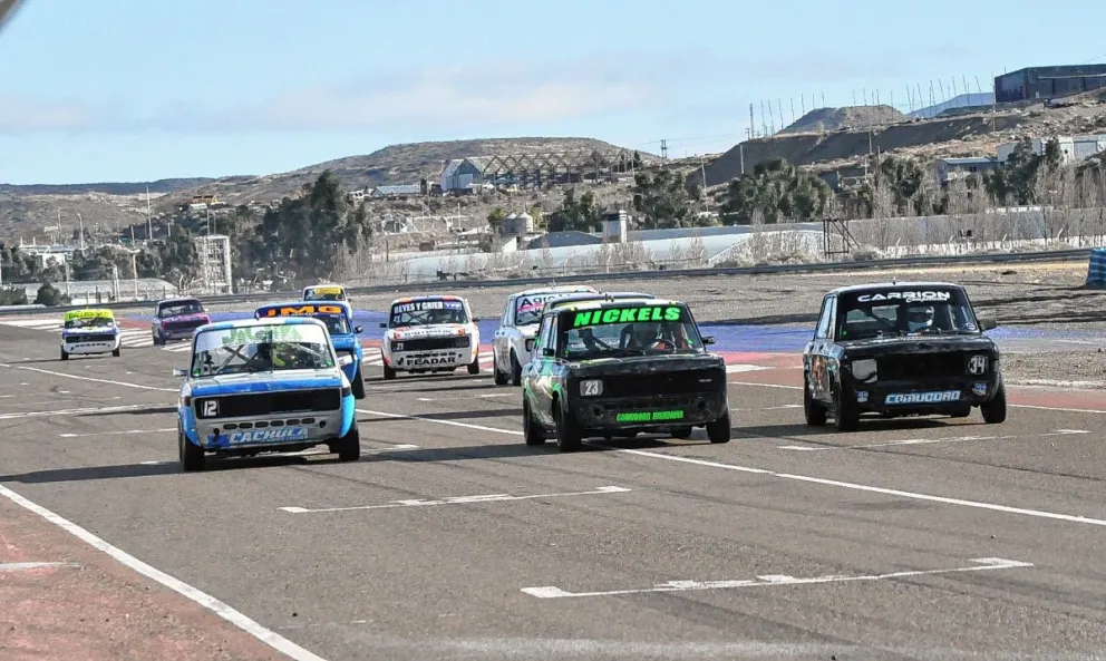 Comienza el espectáculo motor con nueve series
