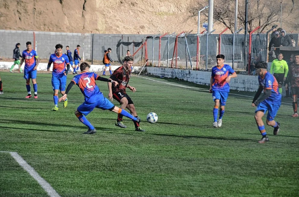Newbery-Portugués, choque de líderes