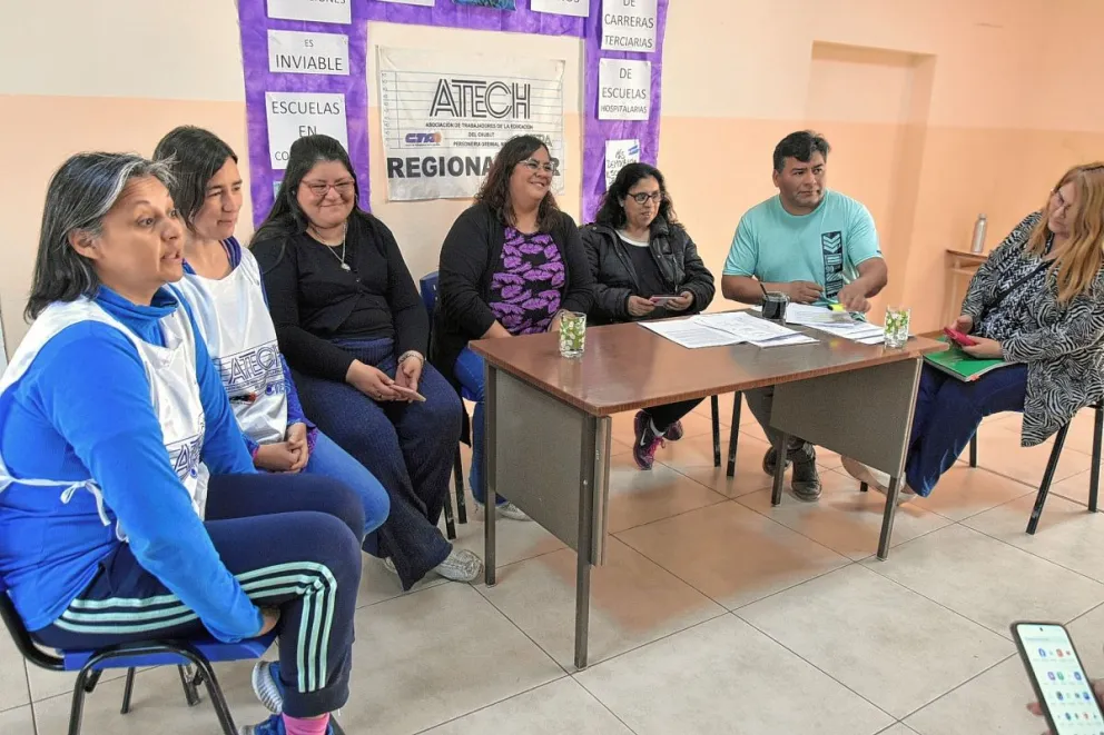 “Con el incremento de una quinta hora, los trabajadores/as estarían trabajando 10 horas frente a alumnos”, dicen desde ATECh