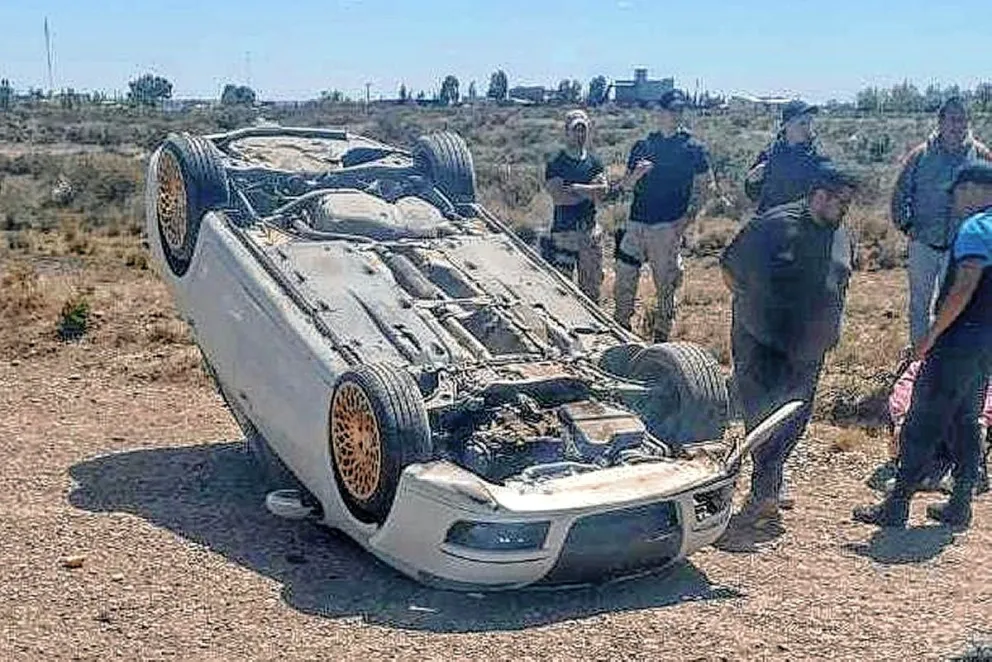 Automovilista golpeado en espectacular vuelco en acceso a Rawson, sobre ruta 25 