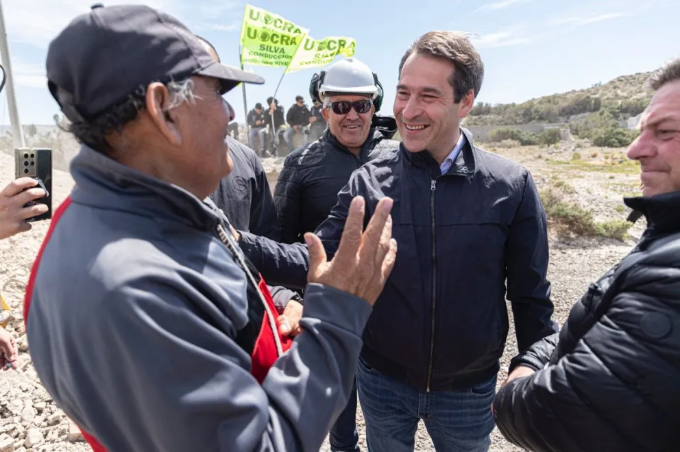 Luque recorrió una obra cloacal en barrio Caleta Córdova