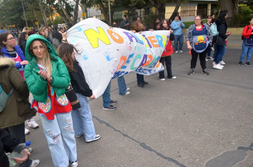 La comunidad educativa del ISFD 802 marchó en la ciudad por el cierre de carreras