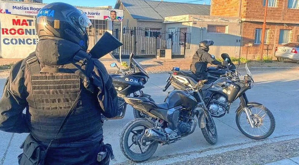 Caleta Olivia: realizaba piruetas peligrosas en una moto robada y ambos tenían pedido de secuestro