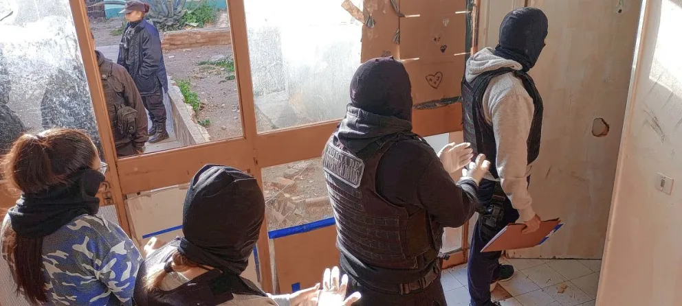 Allanamientos en Rawson: La Policía secuestró un arma de fuego, cartuchos e identificó a personas
