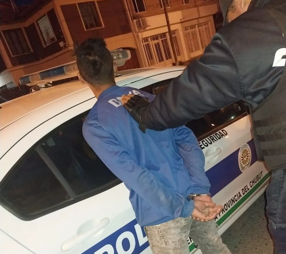 Un hombre detenido y un menor demorado por romper el vidrio de una pizzería