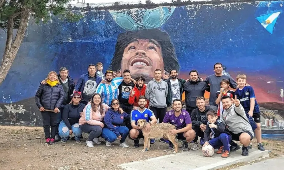 Homenajearon a Maradona con partidos recreativos en la plaza Pioneros del barrio 13 de Diciembre