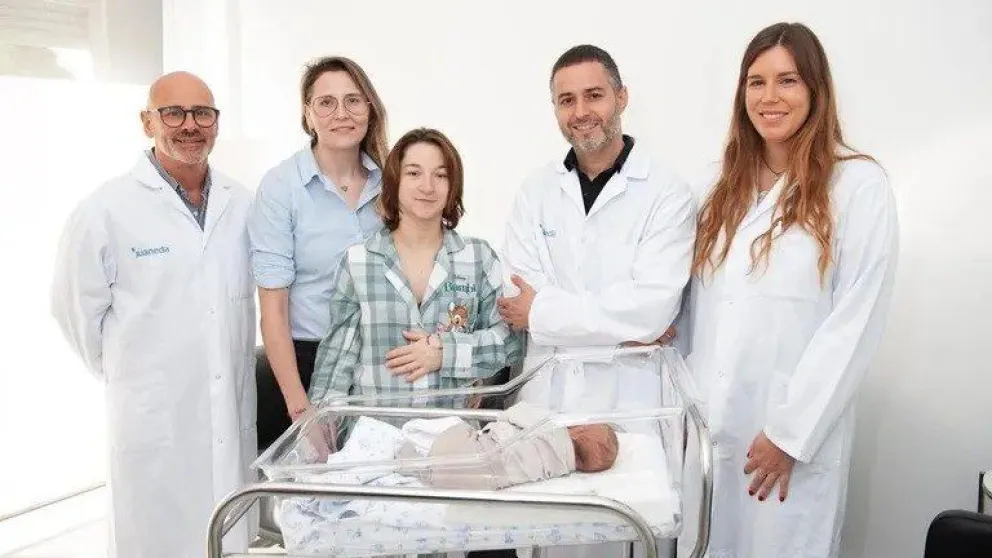 Nació el primer bebé europeo gestado por dos madres