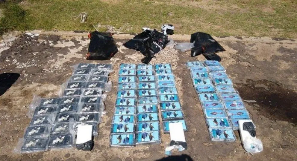 Rosario: hallaron casi 110 kilos de cocaína flotando en el río Paraná